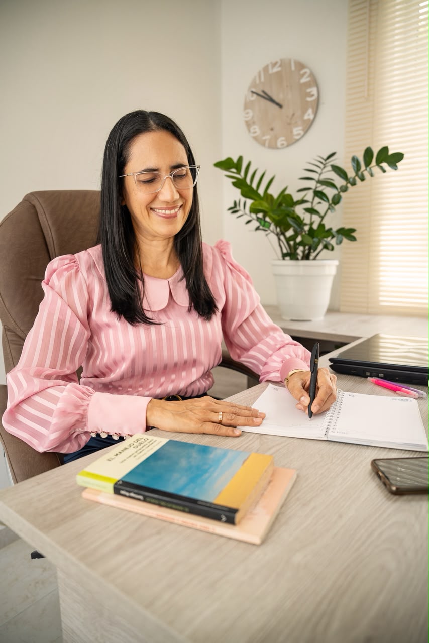 Luz Inés Lalinde escribiendo notas terapéuticas en su libreta