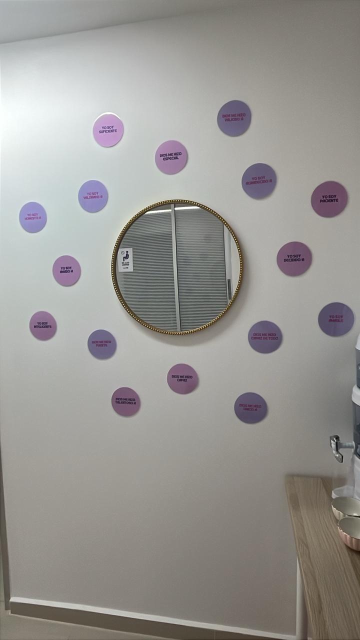 Pared devocional del consultorio con afirmaciones de valor personal